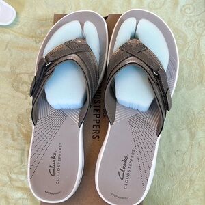 Clark’s women’s breeze sea flip flop size 10